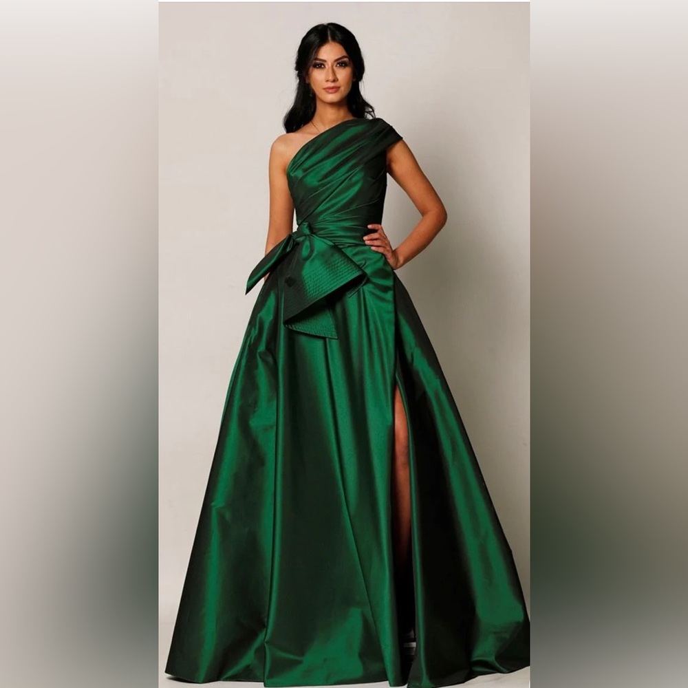 Saten Istanbul Green one off shoulder gown